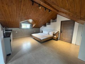 una camera da letto con un letto e un soffitto in legno di Terminal K Bhamdoun Hotel a Aley