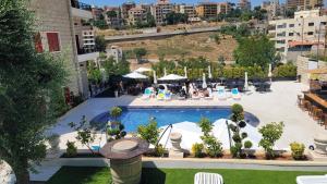 een uitzicht over een zwembad in een stad bij Terminal K Bhamdoun Hotel in Aley