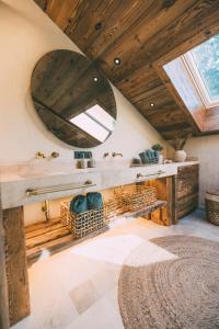a room with a vaulted ceiling with a large mirror at Chalet Hideaway Alpi mit Sauna und Bergblick in Grainau