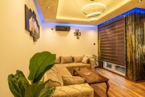 a living room with a couch and a table at Ryo Golden Imperial 1 in Kruševac