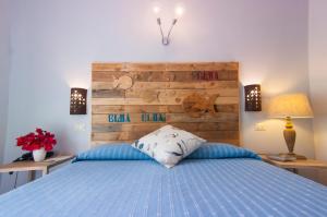 A bed or beds in a room at Hotel Cernia Isola Botanica