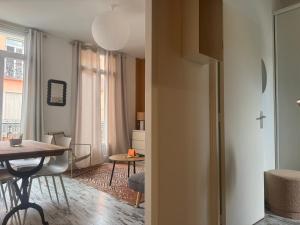 un soggiorno con un tavolo e una sala da pranzo di La bohème - Perpignan Centre a Perpignano
