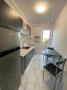 Kuchyň nebo kuchyňský kout v ubytování Stejarilor Apartment