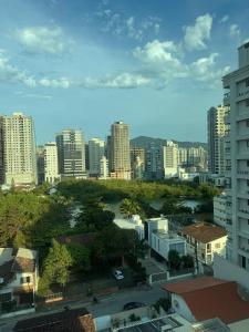 una vista de una ciudad con edificios altos en Lindo Apartamento compartilhado vista MAR, en Itapema