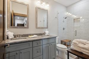 Ένα μπάνιο στο Beary Playful a highend luxury cabin nestled in the heart of downtown Gatlinburg +86 φωτογραφίες