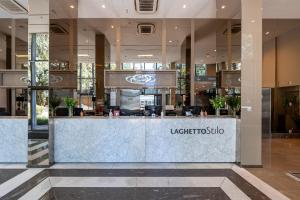 a lobby with a reception desk in a building at Hotel Laghetto Stilo Higienópolis in Porto Alegre
