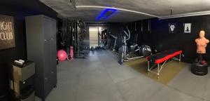 ein Raum mit einem Fitnessstudio mit vielen Geräten in der Unterkunft Villa de los Osos - HUGE 35 PERCENT OFF NOVEMBER SPECIAL - 3min Walk To The Beach & Club De Golf Playa Serena, Entire House, Chalet With XXL Private Pool & Gym in Roquetas de Mar