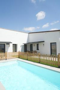 Bazén v ubytování Apartahotel rural El Castillete nebo v jeho okolí