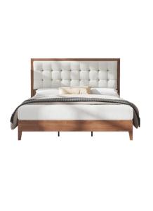Una cama blanca con estructura de madera y un colchón blanco. en Brooklyn Hideaway, en Brooklyn
