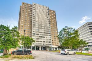 アトランタにあるWalkable Condo Less Than 1 Mi to Centennial Olympic Park!の前に車が駐車されている大きな建物