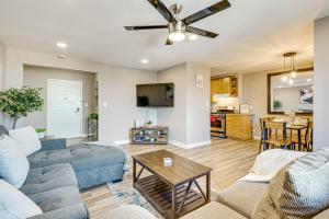 アトランタにあるWalkable Condo Less Than 1 Mi to Centennial Olympic Park!のソファとテーブルのあるリビングルーム