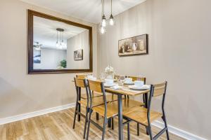 アトランタにあるWalkable Condo Less Than 1 Mi to Centennial Olympic Park!のテーブルと椅子のあるダイニングルーム