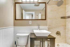 アトランタにあるWalkable Condo Less Than 1 Mi to Centennial Olympic Park!のトイレ、洗面台、鏡を備えたバスルーム +16枚の写真