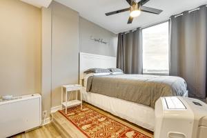 アトランタにあるWalkable Condo Less Than 1 Mi to Centennial Olympic Park!のベッドと天井扇風機のある寝室