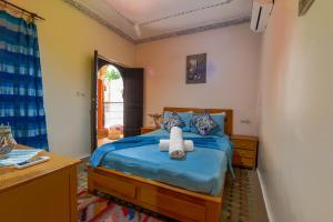 um quarto com uma cama com um bicho de pelúcia em Riad Salma Restaurant Spa em Marraquexe