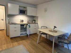 a small kitchen with a table and a table and chairs at Gemütliches Appartment im Souterrain in Olching