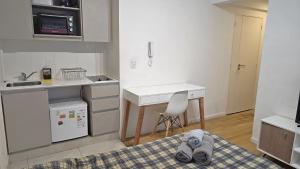 ブエノスアイレスにあるMonoambiente encantador en Nuñezのキッチン(デスク、テーブル、椅子付)