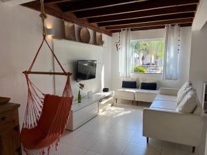 a living room with a hammock in a room at 400m da Praia | Roupa de cama/banho in Pauba