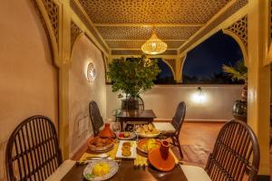 ein Esszimmer mit einem Tisch mit Essen darauf in der Unterkunft Riad Adika & Spa in Marrakesch