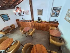 uma sala com mesas e cadeiras e um balcão em Pousada Coração Inconfidente em Tiradentes
