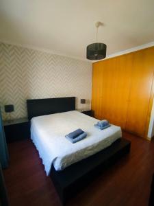a bedroom with a bed with two towels on it at Douro & Sabor Escape in Torre de Moncorvo