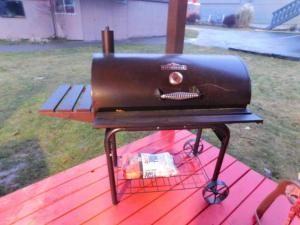 a grill sitting on top of a picnic table at Packwood Inn in Packwood