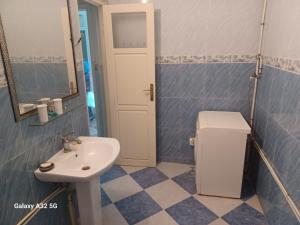 une salle de bain avec un lavabo, des toilettes et un miroir dans l'établissement appart en front de mer, à Mostaganem