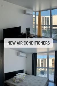 ein neues Klimaanlagenschild in einem Zimmer mit einem Bett in der Unterkunft Atlantis Resort & 4 swimming pools & Spa & Апартамент in Burgas City