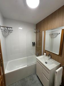 un bagno con doccia, lavandino e vasca di Apartamento SERENITY Nerja a Nerja