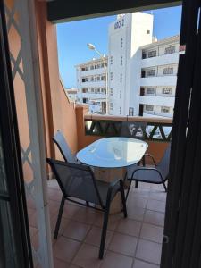 un patio con tavolo e sedie su un balcone di Apartamento SERENITY Nerja a Nerja