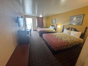 a hotel room with two beds and a television at Travel inn in Richmond +15 photos