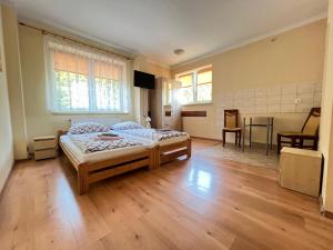 Llit o llits en una habitació de Dom nad Wisłą - pobyty rodzinne, grupowe, terapie