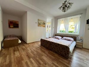 Llit o llits en una habitació de Dom nad Wisłą - pobyty rodzinne, grupowe, terapie