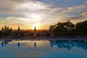 A piscina localizada em Pousada Mosteiro de Guimaraes ou nos arredores
