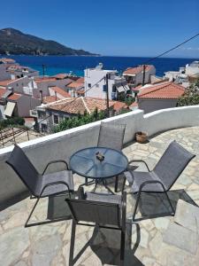 コッカリにあるKokkari Sea View Traditional Greek Homeのパティオ(椅子2脚、テーブル付)