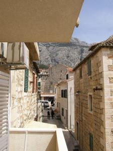 una vista de un callejón con una montaña en el fondo en Apartments Jakova Dudana 10 en Makarska