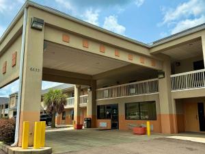 a front view of a building with a parking lot at Magnolia Inn Townhouse Hattiesburg MS I-59 in Hattiesburg