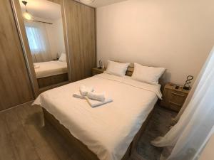 Un dormitorio con una cama con una toalla encima. en Emily Apartment, en Alba Iulia 11 fotos más