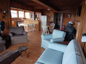 Ruang duduk di Beachfront Vacation Cottages