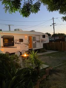 サンディエゴにあるLa Mesa Cozy Camperの庭に停められた白いrv