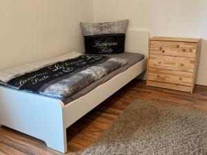 Postel nebo postele na pokoji v ubytování Monteur Budget-Ferienhaus in Oggelshausen am Federsee nähe Biberach + 4 fotografie