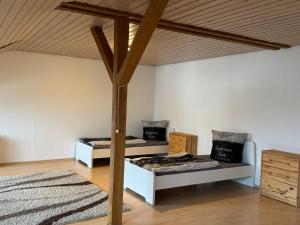 Postel nebo postele na pokoji v ubytování Monteur Budget-Ferienhaus in Oggelshausen am Federsee nähe Biberach