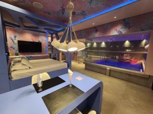 圣保罗Lush Motel Ipiranga的一间带床的卧室和一间带浴缸的浴室