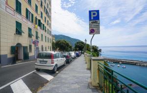 una strada con auto parcheggiate ai lati della strada di 1 Bedroom Stunning Apartment In Camogli a Camogli