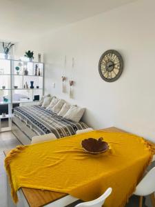 Un dormitorio con una cama y un reloj en la pared. en Monoambiente frente al río en Ramallo, en Ramallo