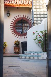 a building with a window and a red fan on the wall at Casa de Alicia Departamento Yagul in Oaxaca City