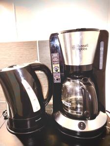 une cafetière assise au-dessus d'un comptoir dans l'établissement Appartement Centre Ville, à Carcassonne