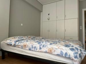Ένα ή περισσότερα κρεβάτια σε δωμάτιο στο Athens Cozy Apartment