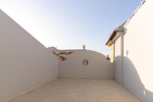 an alleyway leading to a white wall at شقق ابحر المفروشه in Jeddah