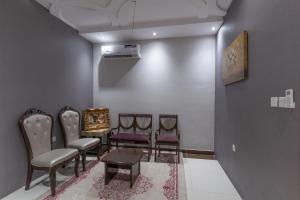 a waiting room with chairs and a table at شقق ابحر المفروشه in Jeddah